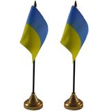 2x stuks Oekraine tafelvlaggetjes 10 x 15 cm met standaard - Vlaggen