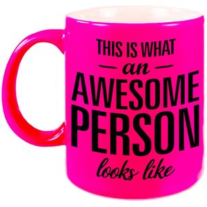 Awesome person / persoon cadeau mok / beker neon roze 330 ml - feest mokken