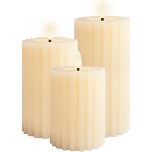 Luxe LED kaarsen/stompkaarsen - set 3x - creme wit ribbel - D7,5 x H12,5 en H15 en H17 cm - timer - LED kaarsen