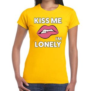 Kiss me i am lonely t-shirt geel dames - Feestshirts