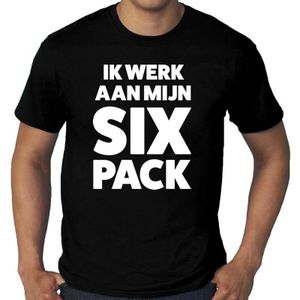 Ik werk aan mijn SIX Pack tekst t-shirt zwart heren - Feestshirts