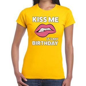 Kiss me it is my birthday t-shirt geel dames - Feestshirts