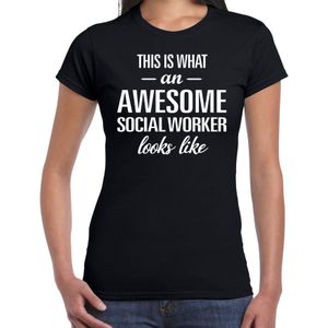 Awesome social worker / geweldige maatschappelijk werkster cadeau t-shirt zwart voor dames - Feestshirts