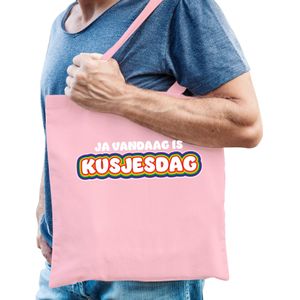 Gay Pride tas voor heren - kusjesdag - licht roze - katoen - 42 x 38 cm - regenboog - LHBTI - Feest Boodschappentassen