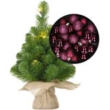 Mini kerstboom/kunstboom met verlichting 45 cm en inclusief kerstballen aubergine paars - Kunstkerstboom