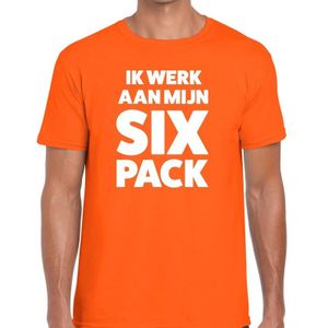 Ik werk aan mijn SIX Pack tekst t-shirt oranje heren - Feestshirts