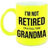 Im not retired im a full time grandma pensioen mok / beker neon geel afscheidscadeau 330 ml  - feest mokken