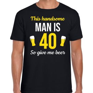 Verjaardag cadeau t-shirt 40 jaar - this handsome man is 40 give beer zwart voor heren - Feestshirts