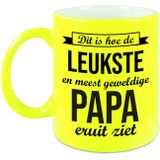 Leukste en meest geweldige papa cadeau koffiemok / theebeker neon geel 330 ml - feest mokken