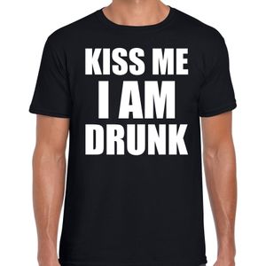 Fun t-shirt kiss me I am drunk zwart voor heren - Feestshirts