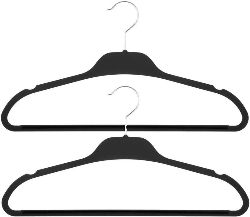 Set van 25x stuks kunststof/rubber kledinghangers zwart 45 x 24 cm - Kledingkast hangers/kleerhangers