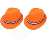2x stuks oranje gleufhoed/hoedje voor volwassenen met Nederlandse vlag - Verkleedhoofddeksels