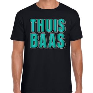 Thuis baas t-shirt zwart met blauwe/groene letters voor heren - Feestshirts