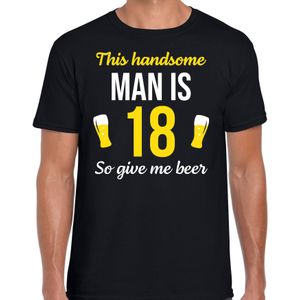 Verjaardag cadeau t-shirt 18 jaar - this handsome man is 18 give beer zwart voor heren - Feestshirts