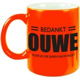 Bedankt ouwe voor de halve inzet pensioen mok / beker neon oranje afscheidscadeau 330 ml - feest mokken