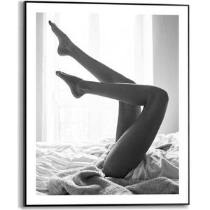 Schilderij Vrouw Bed - Relax - Benen - Slapen - Elegant - Slim Frame 40 X 50 Cm Mdf Zwart-wit