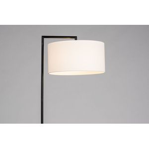 Strakke staande lamp in het zwart met luxe witte lampenkap van stof