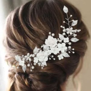 Elegante Handgemaakte Bloemen Bruidshaarkam met Glanzende Kralen - Stijlvol Resin Flower Trouwaccessoire voor de bruiloft, perfecte formeele gelegenhed