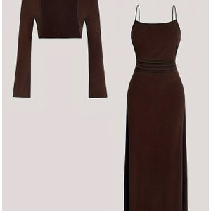 Een tweedelige set met een korte crop top met lange mouwen en een jurk met een strakke taille, perfect voor lente en herfst.