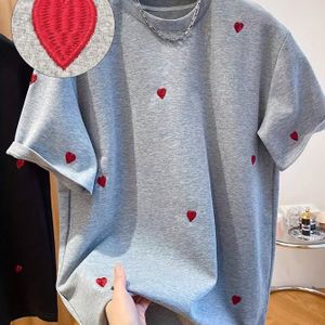 Plus Size T-Shirt voor Vrouwen - Lichtgrijs met Rode Hartjespatroon - Relaxed Fit Casual Top - Wasbaar in de Machine, Lente/Zomer Blouse voor Dames, Ronde Halslijn, Duurzaam Stof