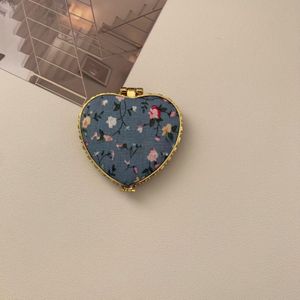 Kleine Draagbare Schattige Opvouwbare Dubbelzijdige Kleine Spiegel voor Vrouwen Mini Make-up Spiegel Kleine Flip Cover Draagbaar