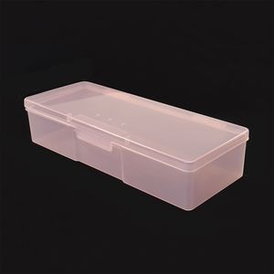 Een transparante roze plastic nagelopslagdoos voor het organiseren van nagelgereedschap en accessoires.