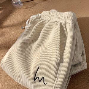 Amerikaanse stijl minimalistische vrouwen lichtgewicht ribfluwelen joggerbroek voor lente en herfst, met borduurwerk en trekkoord, perfect voor casual .