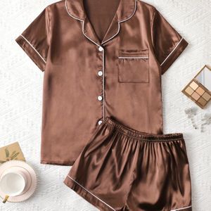 Vrouwen satijnen revers pyjamaset, comfortabele top met korte mouwen en knoopsluiting en korte broek met elastische tailleband.