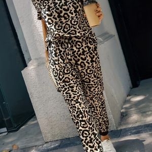 Dames casual leopardsprint jumpsuit - korte mouw, ritssluiting taille, witte sneakers, polyester mengsel, alle seizoenen , casual kleding | Leopardsprint jumpsuit | Ritssluiting taille