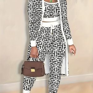 Drietal met overal print, bestaande uit een geknipte tanktop, pasvormbroek en een lange mouw cardigan, dameskleding, nachtkleding.