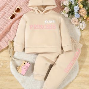 Beige & Roze Hoodie & Broek Set - Prinsessen Letterprint Winteroutfit met "Kleine Prinses" Rugprint, Zachte Lange Mouwen Romper, Wasmachinebestendige Knusse Kleding, Perfect voor Buiten