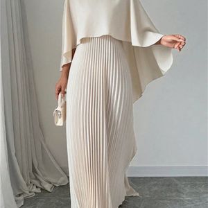 Elegante geplooide jurk met een two-piece design, met een zwierige lange rok geschikt voor banketten.