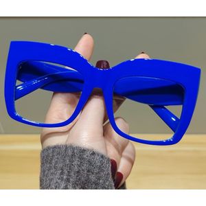 Een paar nieuwe vierkante damesbrillen met frames en speldjes.