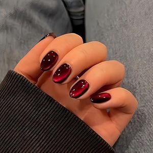 KQueenest Zachte Gel Press-On Nagels, Zwart & Rode Kattenoog Korte Amandelvorm, Glanzende Diepe Bourgondische Nepnagels Set, Herbruikbare Gothic Stijl voor Vrouwen, 24 stuks
