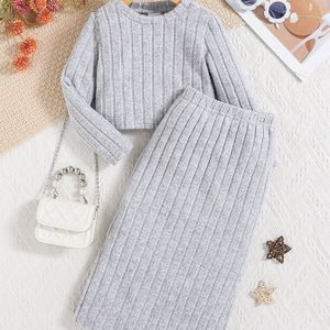 3 Jaar Meisjes Herfst/Winter Tweedelige Set: Lange Mouwen Geribbelde Crop Top + Modieuze High-Waist A-Lijn Midi Rok met Split, Comfortabele Casual Persoonlijkheid Outfit