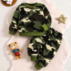 Gezellige Jongens Kerst Camo Flanellen Outfit - Warm & Dik Legergroen Camouflage Fleece Set met Ronde Hals Sweatshirt & Broek voor Wintercomfort, Jongens Kerstoutfit, Perfect voor Buiten