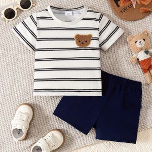 Schattig kortarmtop met gestreepte beer-borduurwerk voor babyjongens, gekoppeld aan een comfortabele outfit met een unieke zijzak, voor buiten