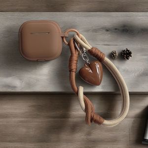 Nieuwe siliconen oortjes met polsband, met een 3D bruine hart hanger, compatibel met airpods 1/2, airpods 3, airpods 4, airpods pro, airpods pro 2 en . Het is krasbestendig en valbestendig.