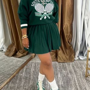 Elegante set met geborduurde sweatshirt en rok voor dames - Marineblauw met witte strepen, geborduurde zoom, casual kleding voor alle seizoenen, accessoires