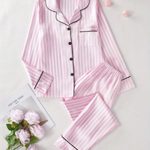 Elegante satijnen pyjamaset voor dames, lange mouwen met knoopsluiting en broek, polyester en elastaan mix, geweven basics stijl met reverskraag, gestreept dessin, voor nachtkleding.