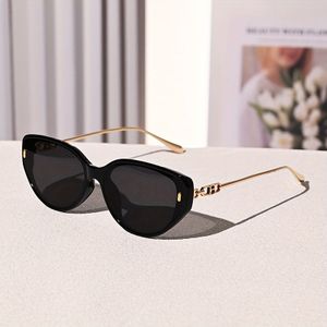 Een paar vintage cat-eye brillen, geschikt voor zowel mannen als vrouwen voor dagelijks gebruik, perfect om te accessoiriseren.