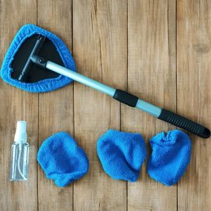 Een auto voorruit reinigingsset die vier herbruikbare en wasbare microvezel pads bevat, samen met een telescopische steel.