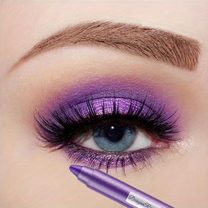 Glanzende paarse waterdichte eyeliner en oogschaduwpotlood, metalische langdurige eenvoudige eye-make-up, intens pigmentkleur