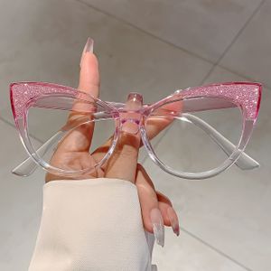 Een paar nieuwe volledig frame Cat-Eye brillen voor dames, met een stijlvolle frame met glinsterende decoraties en modieuze gekleurde lenzen, prachtig ontworpen in zwart.