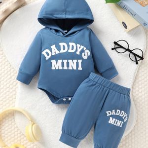 2 stuks Jongens & Broek Set - Olijfgroen "Daddy's Mini Me" Letter Print Romper, Zachte Outfit met Capuchon Sweatsuit & Bijpassende Jumpsuit voor Fotoshoots & Casual Kleding, Perfect voor Buiten