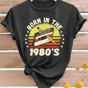 Retro 1980's Cassette Tape Graphic T-shirt voor dames - Rood casual crew nek kort mouw top met "Born in the 1980's" ontwerp, perfect voor lente & zomer, dames T-shirts