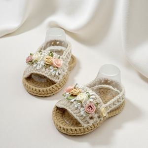 Handgemaakte Baby Sandalen met Parelversieringen, Gehaakte Bloemendesign in Wit en Khaki, Willekeurige Bloemkleuren voor Jongeren