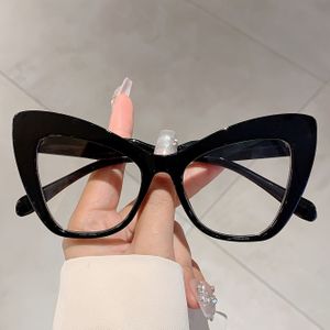 Een paar nieuwe dames volledige frame kat- brillen met een stijlvolle multi-kleurige ontwerp, trendy rode lenzen geschikt voor dagelijkse outfits en decoratie.