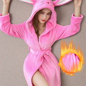 Roze kapmantel met lange pootjes en konijnenoren, perfect voor herfst en winter, ontworpen voor vrouwen die elegante sfeer thuis waarderen.