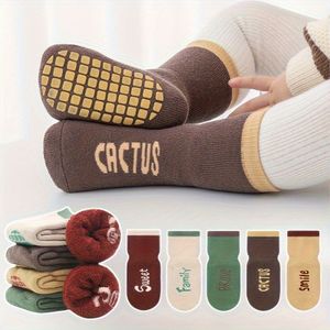 5 Paar Set Dikke Terry Sokken, Warme en Zachte Winter Oppervlakte Zelfklevende Baby Handdoek Sokken voor Kinderen, Antislip Fleece Letterdruk Trampoline Sokken, Kindersokken, Peutersokken